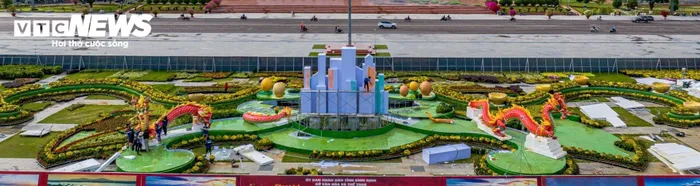 Biểu tượng trăm trứng nở trăm con, mỗi trứng có kích cỡ, hình dáng đa dạng, bên trong đang nở được diễn tả cách điệu theo ý nghĩa đặc trưng riêng của tỉnh Bình Định.