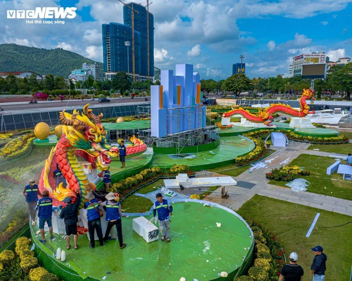 Phối cảnh mặt sau linh vật rồng là mô hình không gian khoa học của tỉnh và hình ảnh về các công trình hiện đại, nhà ở xã hội... biểu tượng của khát vọng sáng tạo, phát triển vươn lên của tỉnh Bình Định.