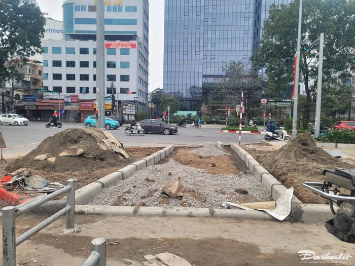 Một lối đi bộ kết nối với đường Láng đang trong quá trình thi công.