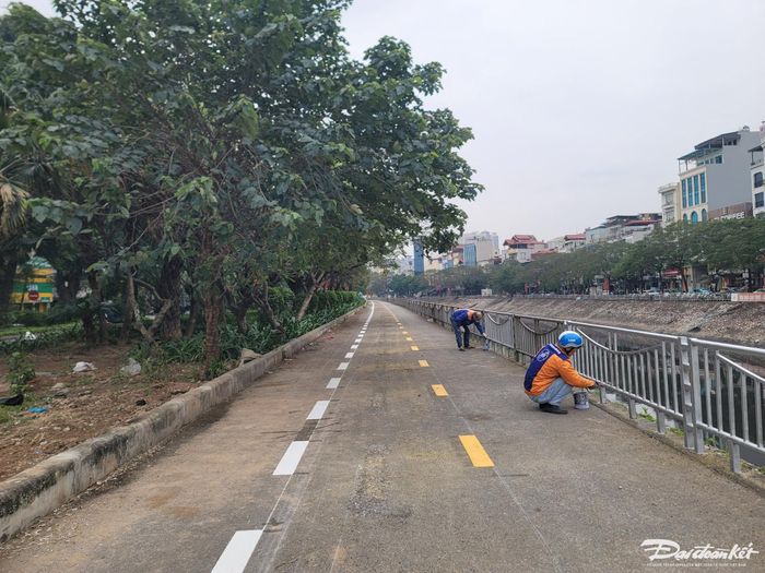 Làn đường được sơn 1 vạch vàng và 1 vạch trắng. Theo tìm hiểu, xe đạp sẽ được lưu thông hai chiều tại làn đường sát mép sông Tô Lịch, còn người dân đi bộ tại làn giáp với đường Láng.