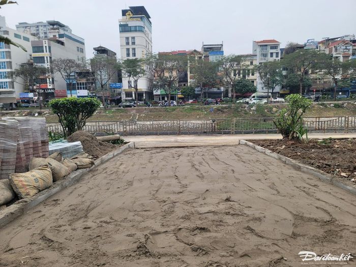 Chị Thu Thủy (42 tuổi, ở Yên Hòa, Cầu Giấy) tin rằng tuyến đường dành riêng cho xe đạp đầu tiên của Hà Nội sẽ tạo ra sự tươi mới và thuận tiện. "Khi đưa vào sử dụng, chắc chắn sẽ thu hút nhiều người di chuyển cũng như đến đây thể dục, thể thao", chị Thủy nói.