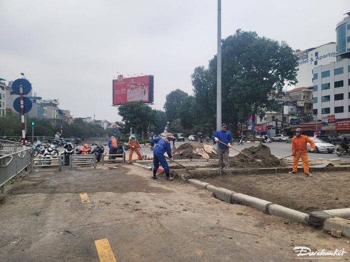 Dọc tuyến có 6 trạm xe đạp công cộng, trong đó có trạm trước cổng Đại học Giao thông Vận tải và trạm tại ga Láng. Đơn vị vận hành dịch vụ cho thuê xe đạp công cộng cho biết sẽ bổ sung khoảng 100 xe đạp thường và xe trợ điện để phục vụ nhu cầu đi lại của người dân.