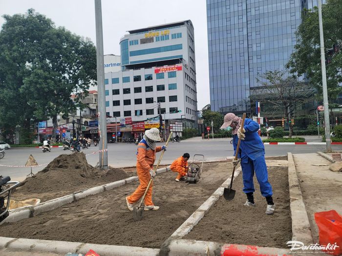 Sáng 28/1, theo ghi nhận, một tổ công nhân của Công ty Cổ phần Công trình Giao thông Hà Nội đang thi công tại khu vực gần cầu Yên Hòa.