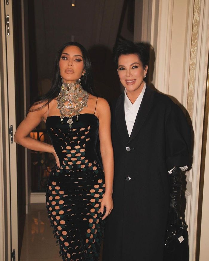 Tương tự Kylie, Kim Kardashian cũng xuất hiện tại Tuần lễ thời trang cao cấp Paris với chiếc váy táo bạo. Ngôi sao Hollywood diện chiếc đầm đen bó sát của Maison Margiela, tôn vinh body đồng hồ cát ấn tượng. Những chiếc lỗ tròn trải khắp thiết kế, tạo ra khoảng hở, để lộ phần lớn da thịt của người mặc. Ảnh: @kimkardashian.