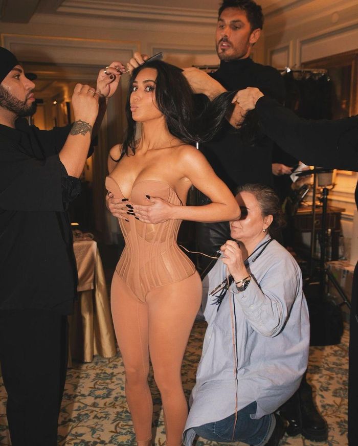 Trong những hình ảnh chuẩn bị được Kim Kardashian đăng tải trên trang cá nhân, cô diện bodysuit màu nude để che chắn cơ thể. Trang phục lót này cũng góp phần giúp cô cố định hình thể, tạo đường cong quyến rũ. Tuy nhiên, một số khán giả cho rằng corset ôm sát khiến người mặc khó di chuyển, không thể thoải mái cử động. Đồ lót bó của Kim Kardashian nhận về nhiều ý kiến trái chiều. Ảnh: @kimkardashian.
