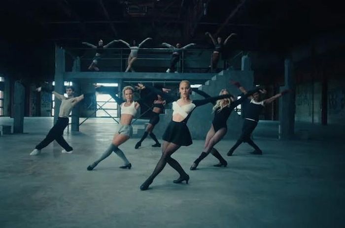 Ariana Grande trong MV “Yes, And?”