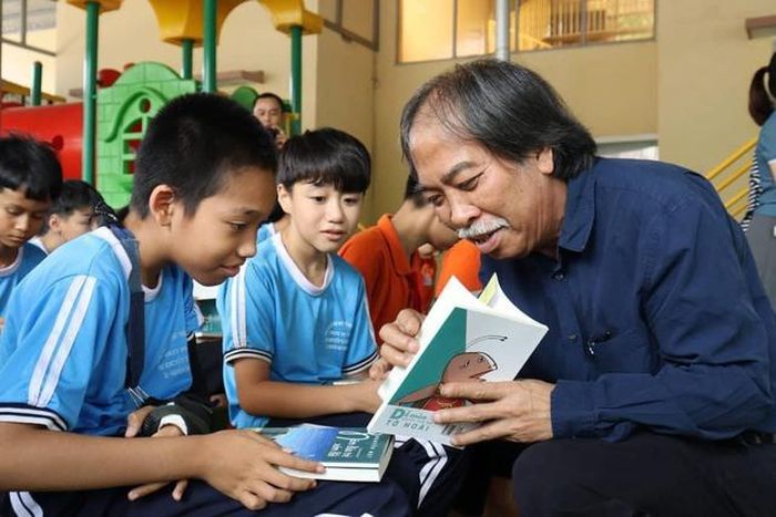 Nhà thơ Nguyễn Quang Thiều, Chủ tịch Hội Nhà văn Việt Nam, trong chuyến thăm và tặng sách cho trẻ em tại Đắk Lắk