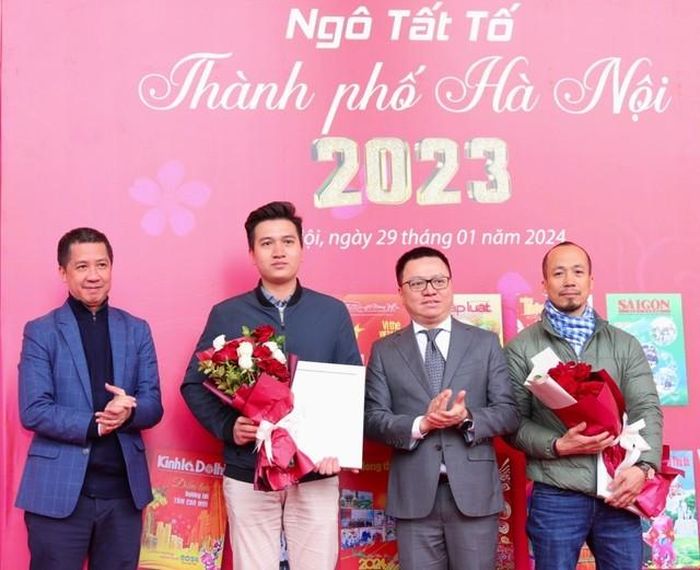 Ủy viên Trung ương Đảng, Phó Trưởng ban Tuyên giáo Trung ương, Chủ tịch Hội Nhà báo Việt Nam, Tổng Biên tập báo Nhân Dân Lê Quốc Minh trao giải Đặc biệt cho các tác giả