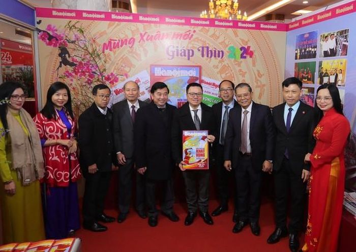 Ủy viên Trung ương Đảng, Phó Trưởng ban Tuyên giáo Trung ương, Chủ tịch Hội Nhà báo Việt Nam, Tổng biên tập báo Nhân Dân Lê Quốc Minh và các đại biểu tham quan gian triển lãm của Hội báo Xuân