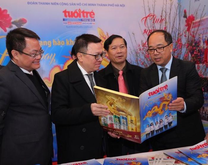 Ủy viên Trung ương Đảng, Phó Trưởng ban Tuyên giáo Trung ương, Chủ tịch Hội Nhà báo Việt Nam, Tổng biên tập báo Nhân Dân Lê Quốc Minh và các đại biểu tham quan gian triển lãm của Hội báo Xuân