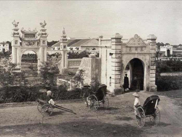 Cổng vào khu sinh từ