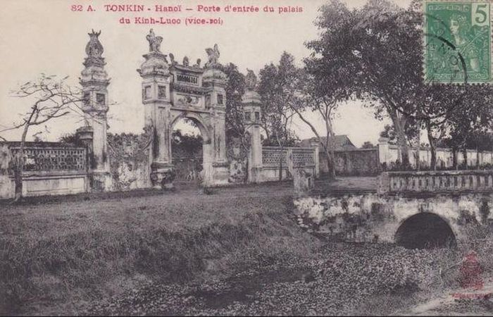 Cổng vào khu dinh thự và sinh từ Hoàng Cao Khải. Bưu ảnh