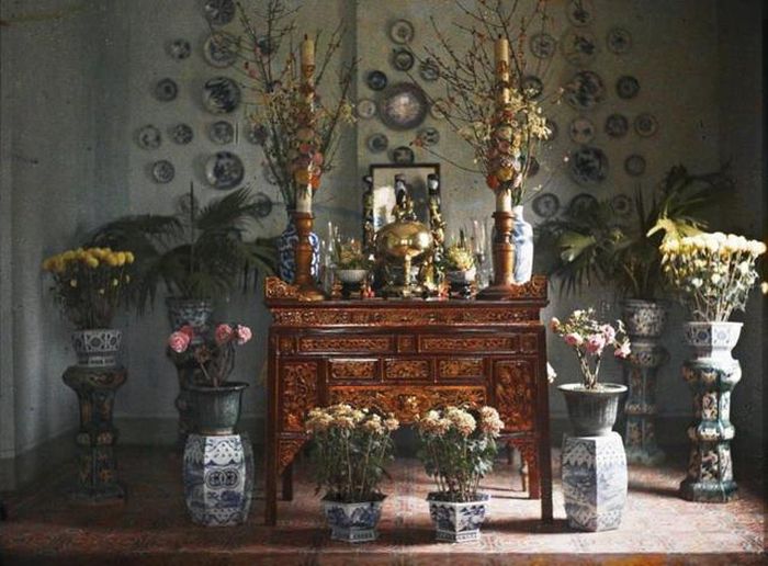 Gian thờ Hoàng Cao Khải đã lập khi chủ nhân còn sống. Ảnh màu do Leon Busy chụp năm 1916