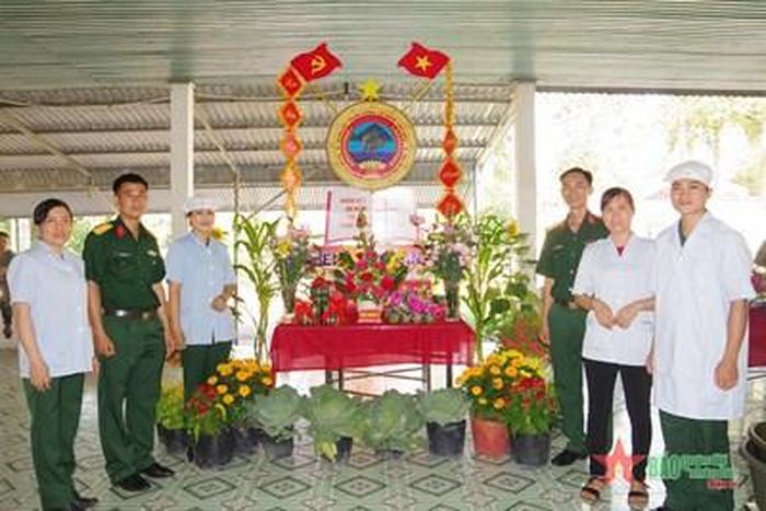 Trung đoàn 4 (Sư đoàn 5, Quân khu 7) tích cực chuẩn bị tham gia thi bày mâm cỗ Tết. 
