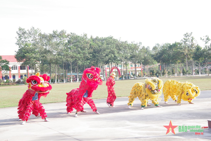 Chiến sĩ Trung đoàn 5 luyện tập múa lân chuẩn bị chương trình vui xuân. 
