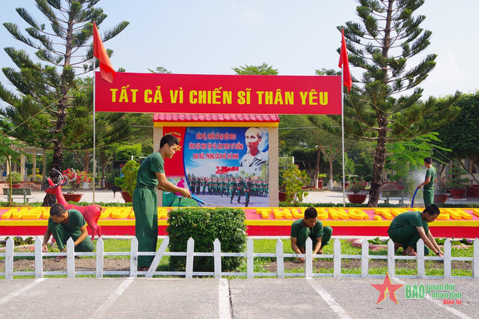 Chiến sĩ Tiểu đoàn 6, Trung đoàn 5 (Sư đoàn 5, Quân khu 7) chăm sóc cảnh quan đơn vị chuẩn bị đón Tết. 
