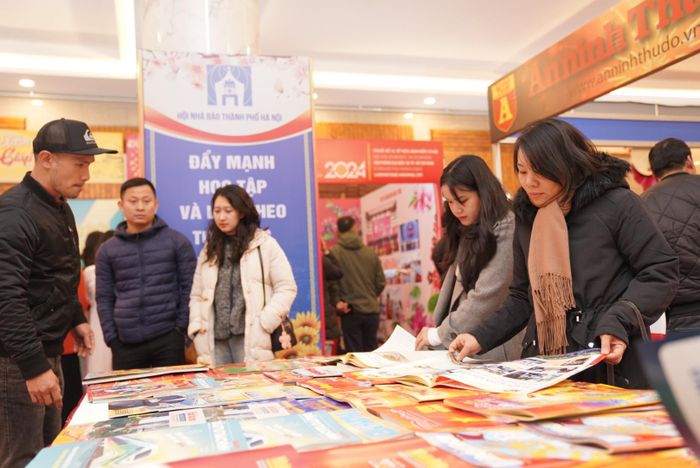  Bạn đọc tại hội báo xuân 