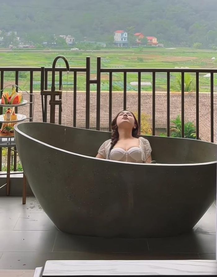 Trong bài đăng khoe ảnh "trái mùa", nữ MC Phương Thảo chia sẻ cùng chú thích: "Mùa đông không lạnh".