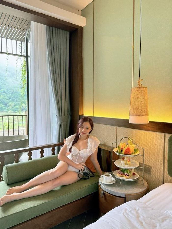 Bên cạnh việc ngâm bồn nước nóng ở thời tiết 10 độ C, Phương Thảo còn khoe những bức ảnh bên bộ monokini cực đẹp trong phòng.