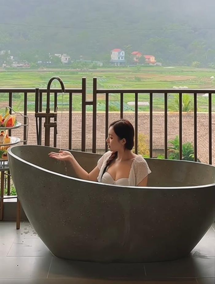Dù người trong cuộc phấn khích "Chung quy là cũng đã" thì dân mạng lại cảm thấy việc diện đồ bơi mát mẻ, khoe da thịt vào thời điểm này thực sự khiến người ngắm "chỉ nhìn thôi đã thấy rét".