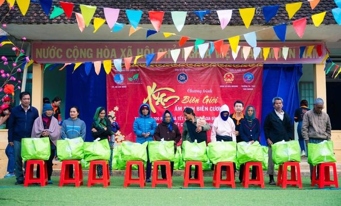Đoàn từ thiện trao quà Tết cho người dân.