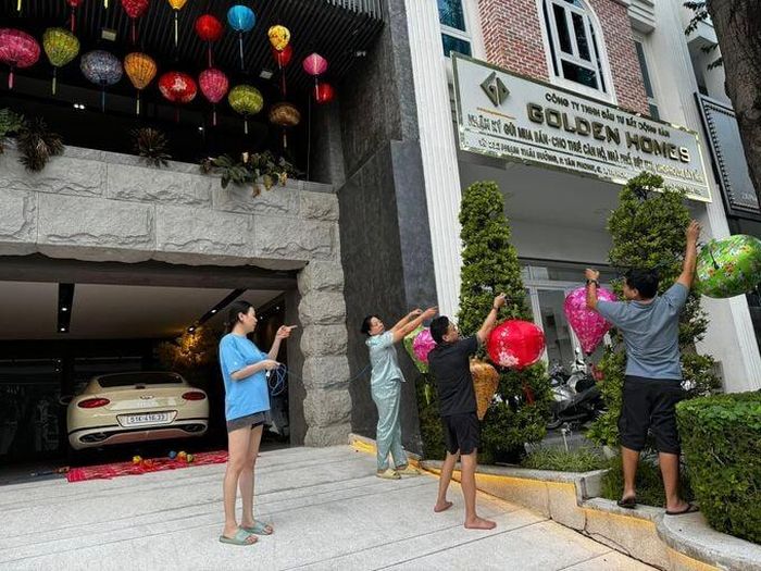 Đàm Thu Trang tỉ mỉ tự tay trang trí Tết.