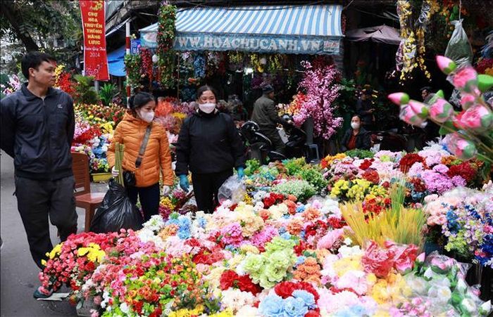 Một quầy bán hoa giả trên phố Hàng Lược.