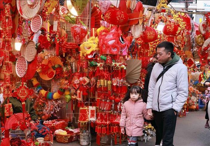 Rực đỏ đồ trang trí Tết.