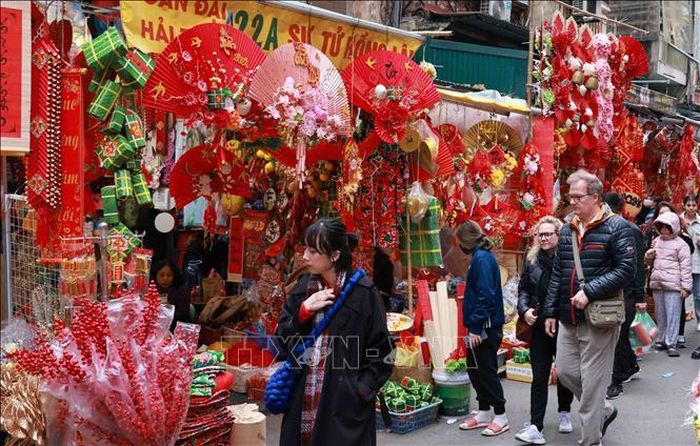 Du khách tham quan chợ Tết phố cổ Hà Nội.