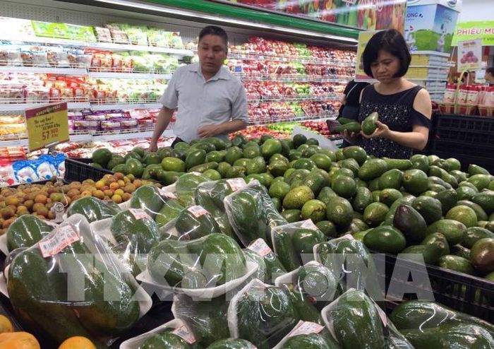 Do nhu cầu tiêu dùng và sử dụng làm quà biếu tặng tăng vào dịp Tết Nguyên đán sắp tới khiến giá rượu bia tăng 0,54%; thuốc hút tăng 0,32%; đồ uống không cồn tăng 0,06%. Ảnh: Trần Việt 