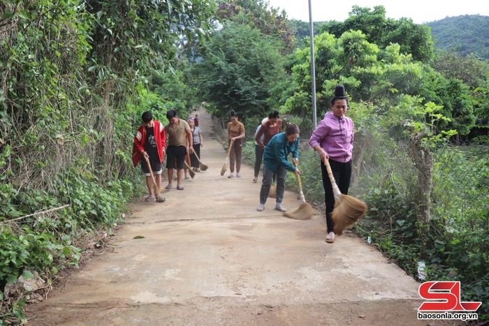 Nhân dân bản Tân Hống, xã Mường Sai, dọn vệ sinh đường nội bản.