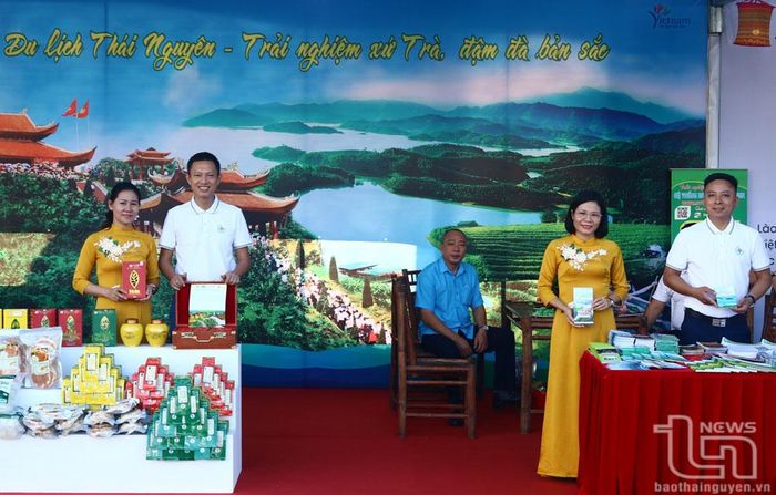 Cán bộ Sở Văn hóa, Thể thao và Du lịch Thái Nguyên tham gia quảng bá tại Ngày hội Văn hóa các dân tộc có số dân dưới 10.000 người lần thứ I tại tỉnh Lai Châu, năm 2023.