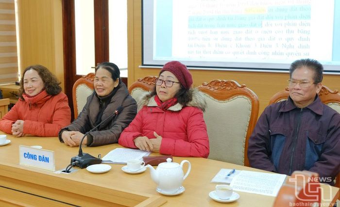 Các công dân nêu ý kiến.