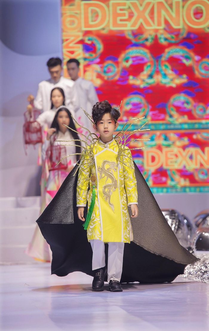 Model kid Minh Triết trên sàn runway với thiết kế nằm trong BST "Ấn tượng Châu Á" của NTK Dexnol và Tuấn Huỳnh tại HEAVEN FASHION SHOW