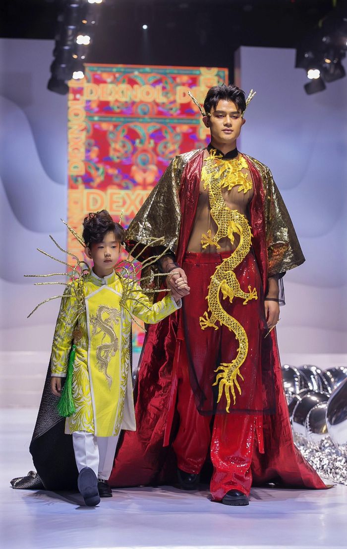 Model kid Minh Triết được đảm nhận vị trí vedette của bộ sưu tập cùng Á vương Toàn cầu 2023 Hữu Đạt