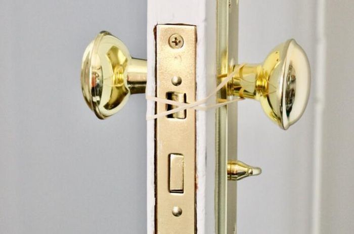 Mẹo ngăn cửa bị sập khóa bằng dây chun (Ảnh: Pinterest)
