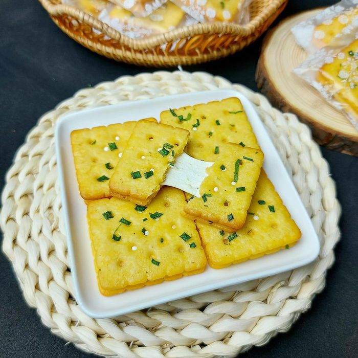 Bánh quy hành phô mai – một trong những món bánh đắt hàng của chị Thủy. Ảnh: NVCC