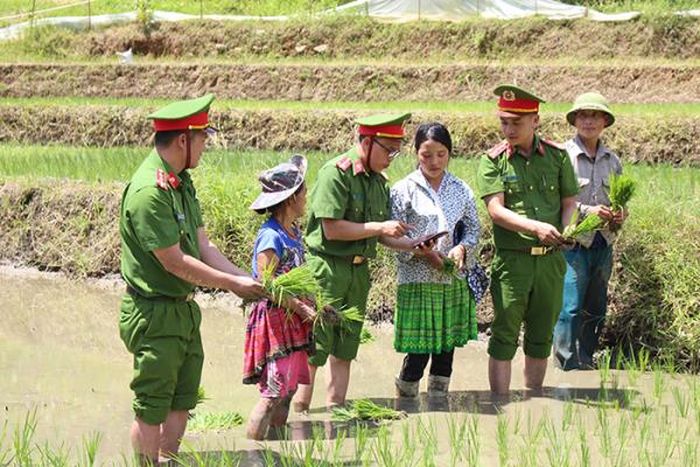 Lực lượng Công an cơ sở tại Sơn La thường xuyên xuống địa bàn tuyên truyền, vận động nhân dân về các kiến thức pháp luật.