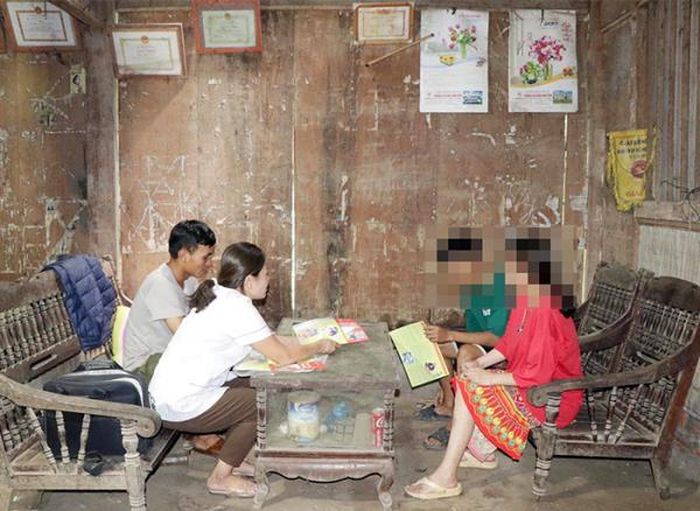 Trung tâm Y tế cử người đến tận nhà vợ chồng trẻ Sồng Thị N. và Mùa A N. tuyên truyền về sức khỏe sinh sản.