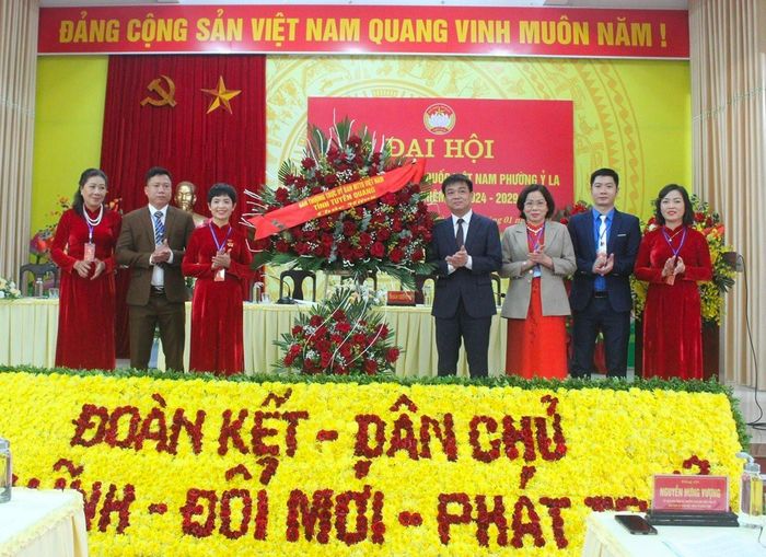 Lãnh đạo Ủy ban MTTQ tỉnh Tuyên Quang tặng hoa chúc mừng Đại hội MTTQ phường Ỷ La, TP Tuyên Quang, nhiệm kỳ 2024 - 2029. Ảnh: Đỗ Sang.
