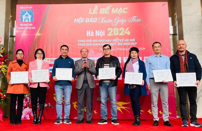 Các tác giả có bài báo hay viết về Hà Nội nhận Giấy khen của Ban Tổ chức.