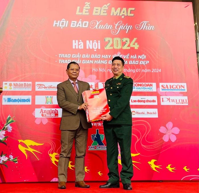 Ban Tổ chức trao tặng các ấn phẩm báo Xuân - 2024 cho các chiến sĩ bộ đội Biên phòng.
