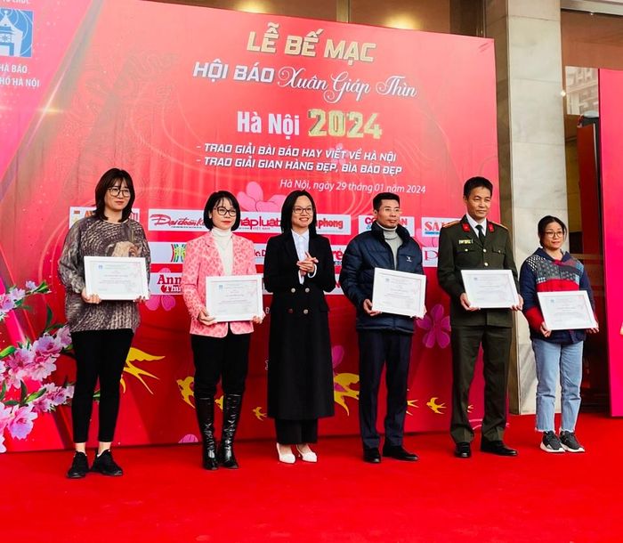 Báo Kinh tế &amp; Đô thị đạt giải C Giải bìa báo đẹp xuân Giáp Thìn.