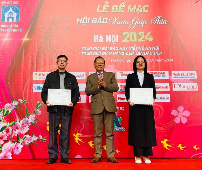 Ban Tổ chức trao hai giải A Giải bìa báo đẹp xuân Giáp Thìn cho Báo Nhân Dân và Tạp chí Người Hà Nội.