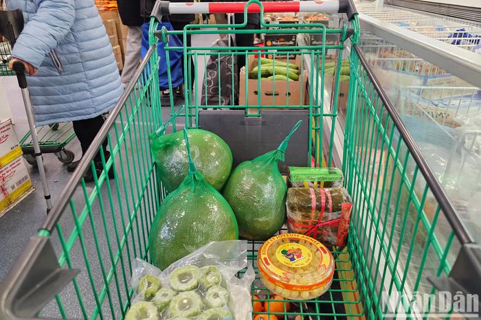 Bánh chưng, mứt, bưởi... được bà con chọn mua đầu tiên vì không thể thiếu trong ngày Tết. So với mức chi tiêu của năm ngoái, nhiều bà con thấy giá cả của các mặt hàng năm nay có tăng do lạm phát. Dù vậy, bà con vẫn cố gắng sắm sửa đầy đủ để có không khí Tết trọn vẹn nhất cho gia đình.