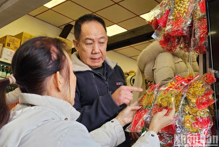 Chọn đồ trang trí nhà trong dịp Tết cũng tốn khá nhiều thời gian nhưng bà con cố gắng gìn giữ nét đẹp văn hóa truyền thống của người Việt. 