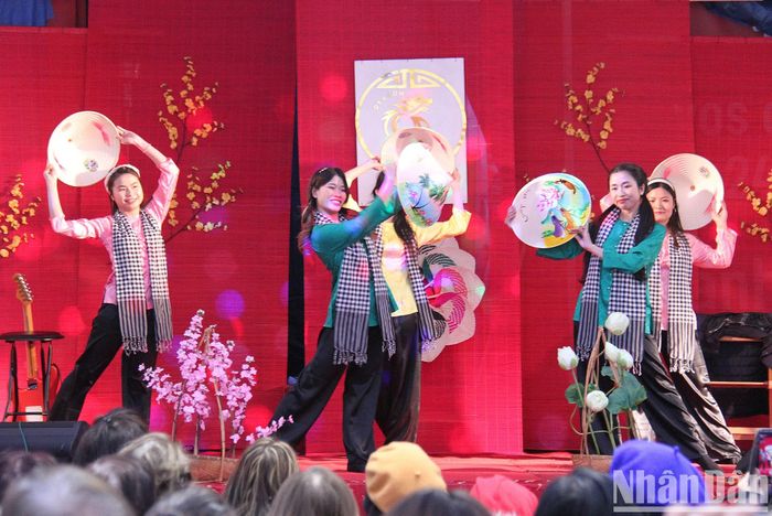 Sinh viên Việt Nam tại Pháp góp vui trong chương trình văn nghệ chào Xuân, đón Tết.