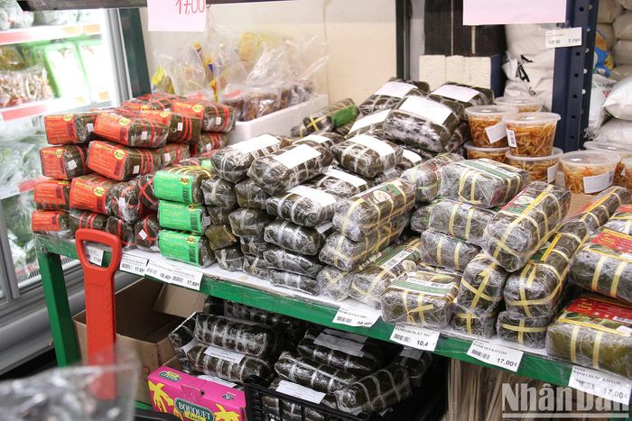 Bánh chưng, bánh tét để bà con ăn Tết.