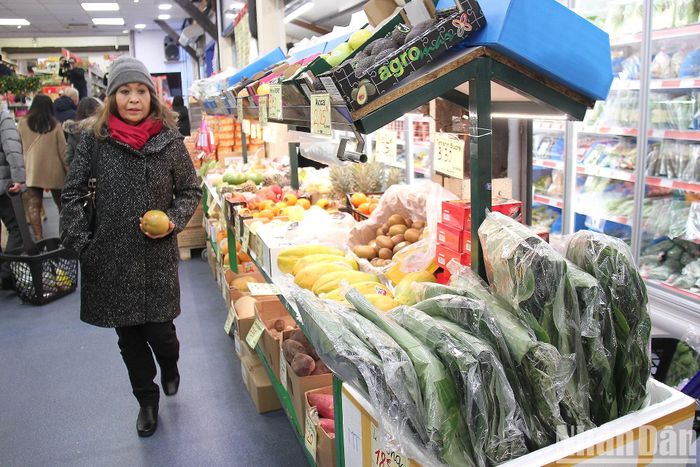 Lá dong để bà con tự gói bánh, dù không dễ và rẻ như ở quê nhà, nhưng giúp con cháu biết rõ các phong tục của Tết cổ truyền. 
