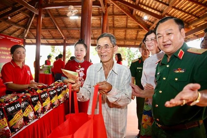 Người dân mua nhu yếu phẩm tại chợ Xuân 0 đồng